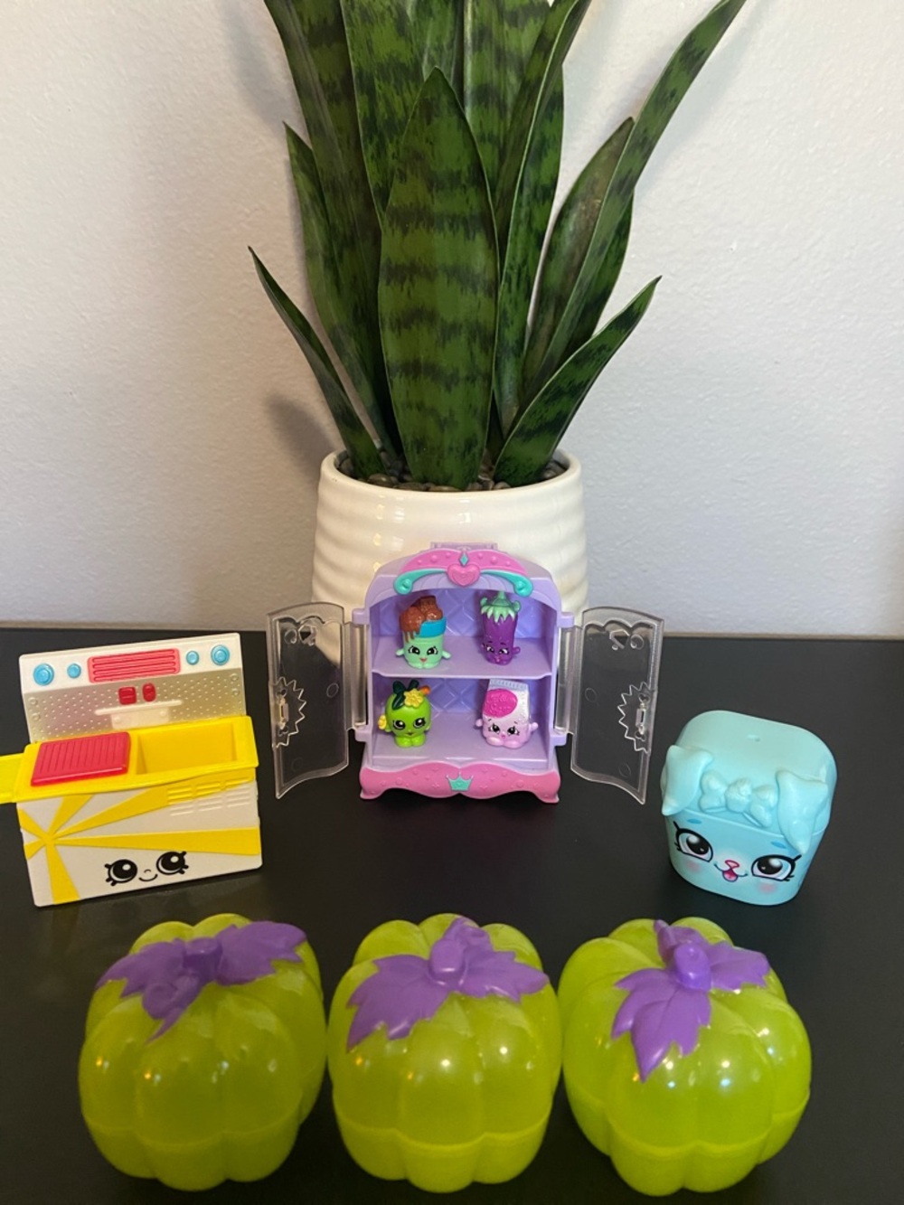 4 Shopkins & Collectible Play Set: Pumpkins, Character Box, Shelf & Stove